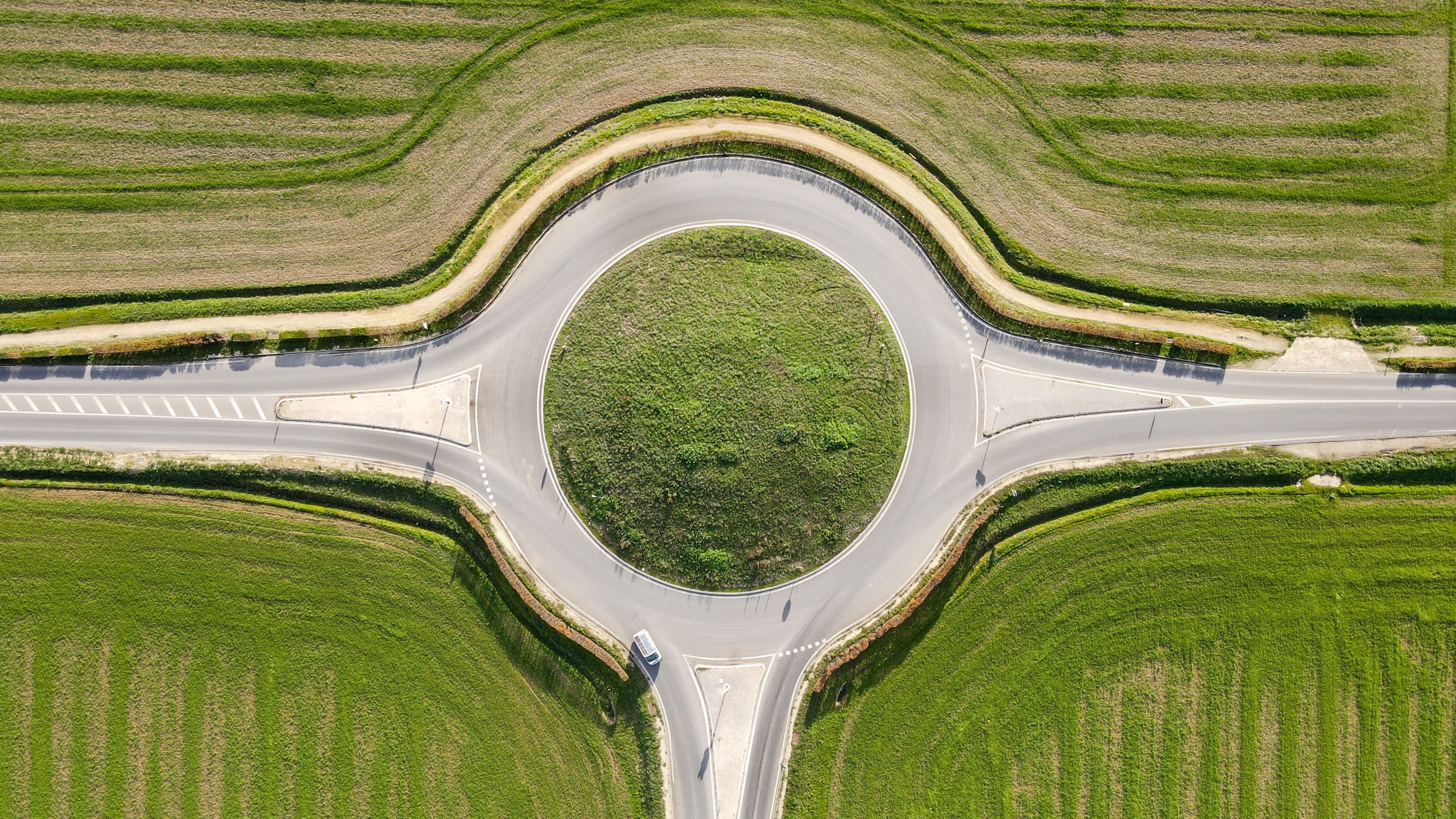 Ein Kreisverkehr von oben.