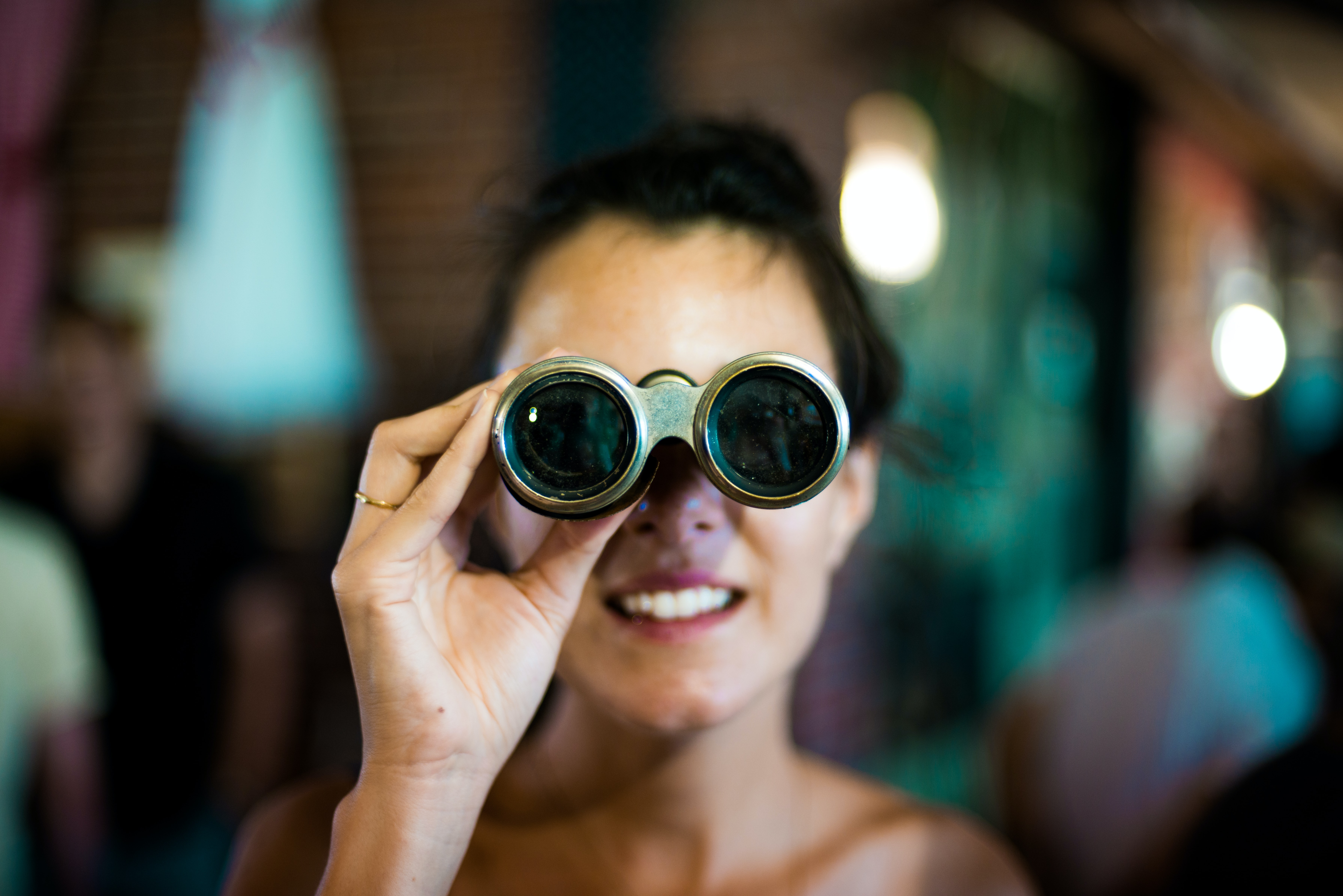 Eine Frau blickt durch ein Fernglas