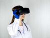 Eine junge Ärztin blickt durch eine VR-Brille.